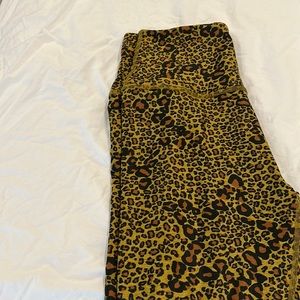 Who doesn’t love a good cheetah print! Beyond Yoga leggings- L